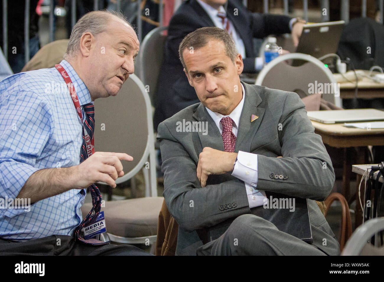 Directeur de campagne Corey Lewandowski dans la zone d'attente des médias lors d'un événement de campagne Donald Trump à Columbus, Ohio. Il a été directeur de campagne de l'atout de Donald's 2016 Campagne pour le président des États-Unis de janvier 2015 à juin 2016. Banque D'Images Directeur de campagne Corey Lewandowski dans la zone d'attente des médias lors d'un événement de campagne Donald Trump à Columbus, Ohio. Il a été directeur de campagne de l'atout de Donald's 2016 Campagne pour le président des États-Unis de janvier 2015 à juin 2016. Banque D'Images
