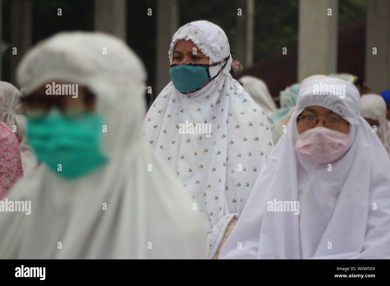 Pekanbaru, Riau, l'Indonésie. 18 Sep, 2019. RIAU, INDONÉSIE - 18 SEPTEMBRE : une prière musulmane indonésienne de demander de la pluie sur haze .condition causés de forêt le 18 septembre 2019 dans la ville de Pekanbaru, dans la province de Riau en Indonésie. Feu de forêt .causé certaines parties de Sumatra d'être couverte de brume et inclus à Singapour et en Malaisie. De nombreuses écoles sont .fermé à cause de mauvaises conditions de l'air, les personnes touchées par des maladies respiratoires. Credit : Sijori Images/ZUMA/Alamy Fil Live News Banque D'Images