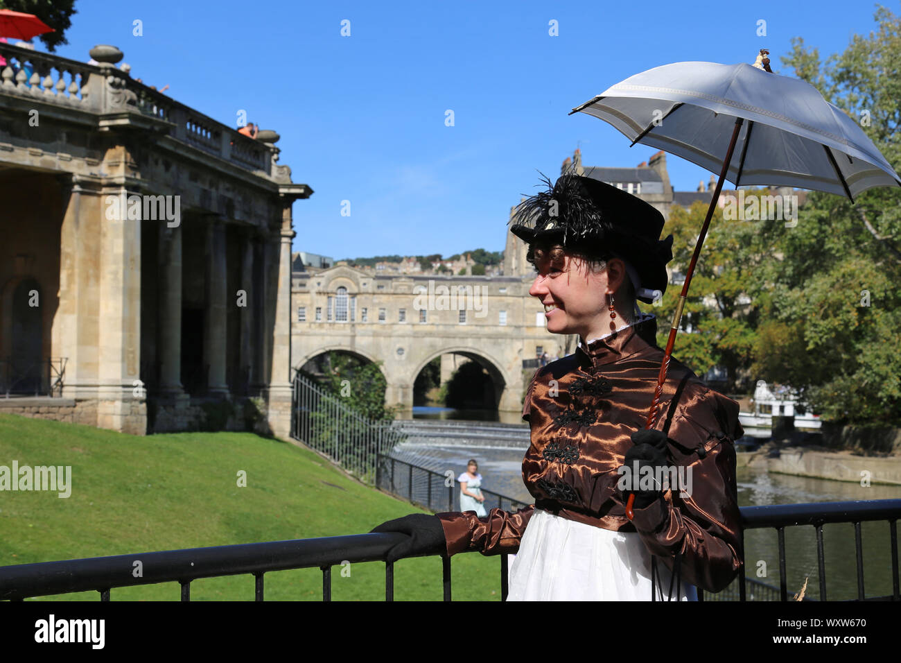 Dame portant un costume d'époque Regency. Jane Austen Festival 2019, Parade Gardens, Bath, Somerset, Angleterre, grande-Bretagne, Royaume-Uni, Europe Banque D'Images