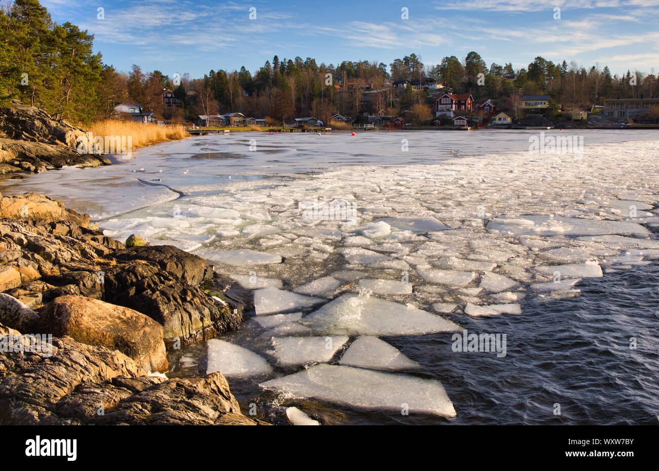 Scène hivernale glaciale avec banquise glace de mer, côte de la mer Baltique, Varmdo, archipel de Stockholm, Suède Banque D'Images