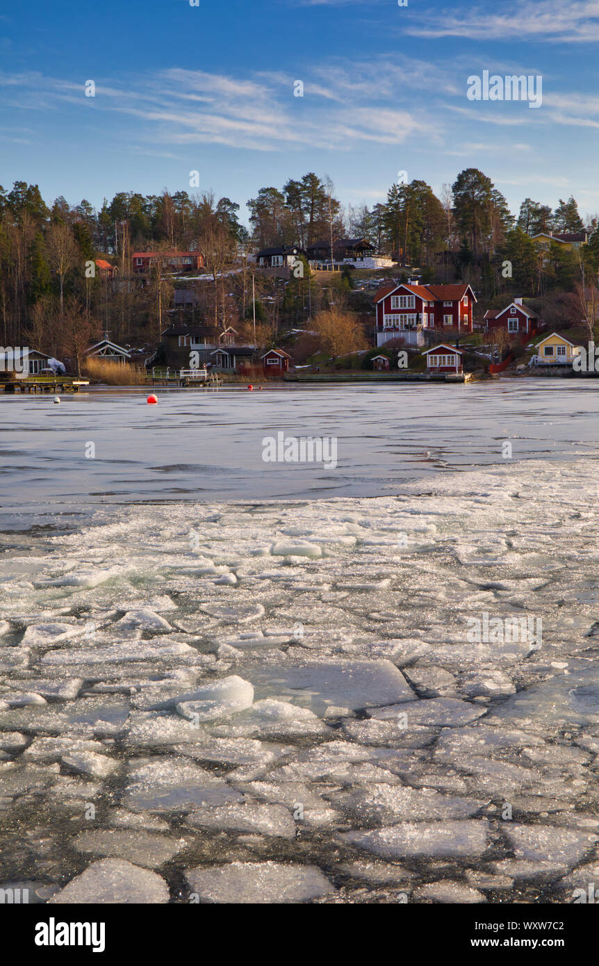 Scène hivernale glaciale avec banquise glace de mer, côte de la mer Baltique, Varmdo, archipel de Stockholm, Suède Banque D'Images