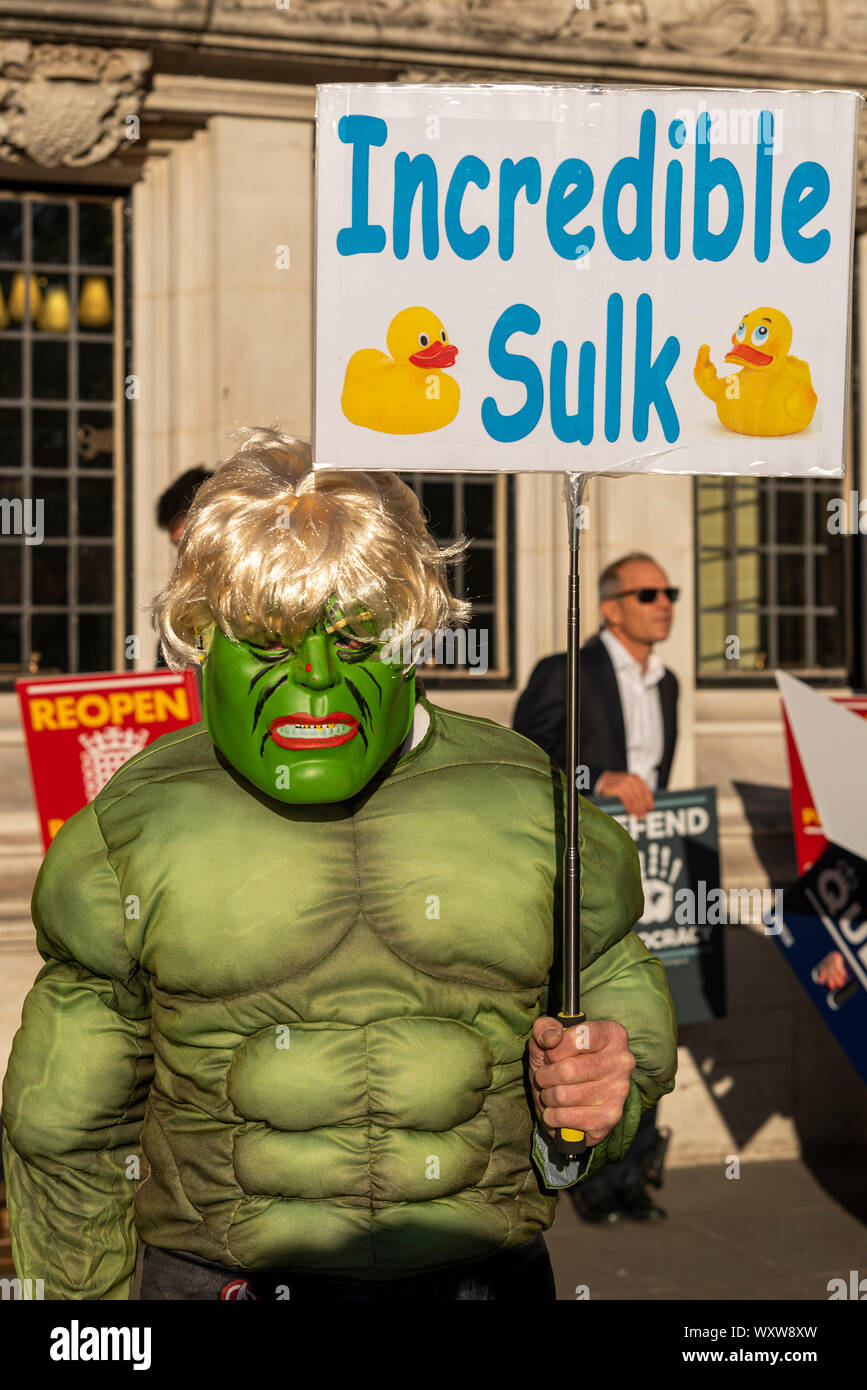 Costume homme incroyable Hulk à bouder l'extérieur de l'étiquette à la Cour Suprême du Royaume-Uni, à Westminster, London, UK. Boris Johnson parodie Banque D'Images