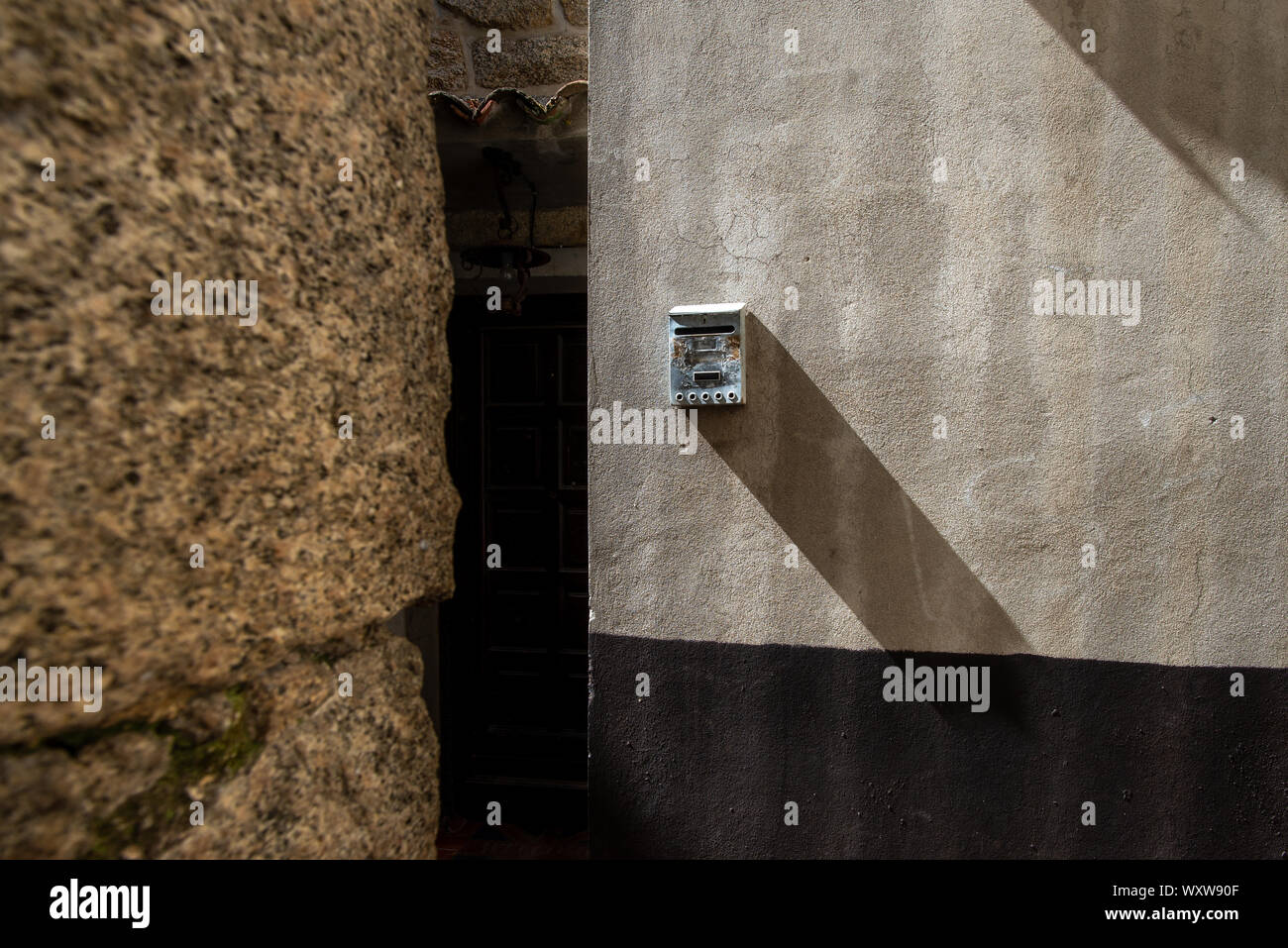Une boîte d'une ombre dans une ruelle de Sartène, Corse, France Banque D'Images