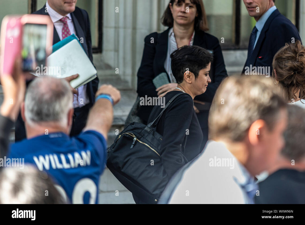Baronne Chakrabarti, Shami Chakrabarti, devant la Cour suprême du Royaume-Uni à Westminster, Londres, Royaume-Uni réprimandé par les manifestants pro Brexit Banque D'Images