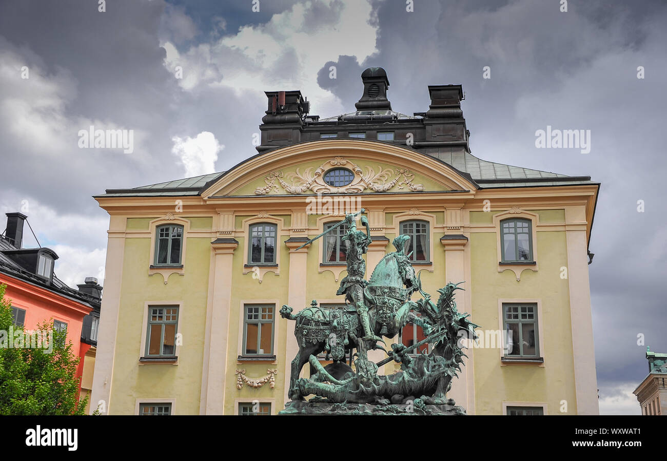 St George et le Dragon Monument, Kopmanstorget, Gamla Stan, Stockholm. La statue en bronze est une réplique de celui qui se tient dans la Storkyrkan. Banque D'Images