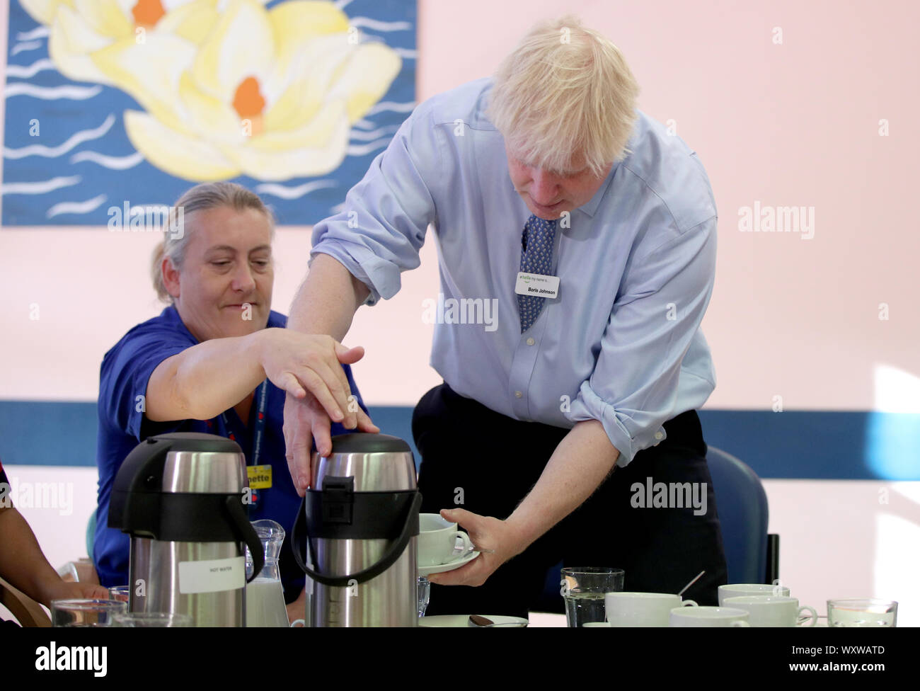 Premier ministre Boris Johnson rencontre des membres du personnel au cours d'une visite à Whipps Cross University Hospital à traverser Leytonstone, East London. Banque D'Images