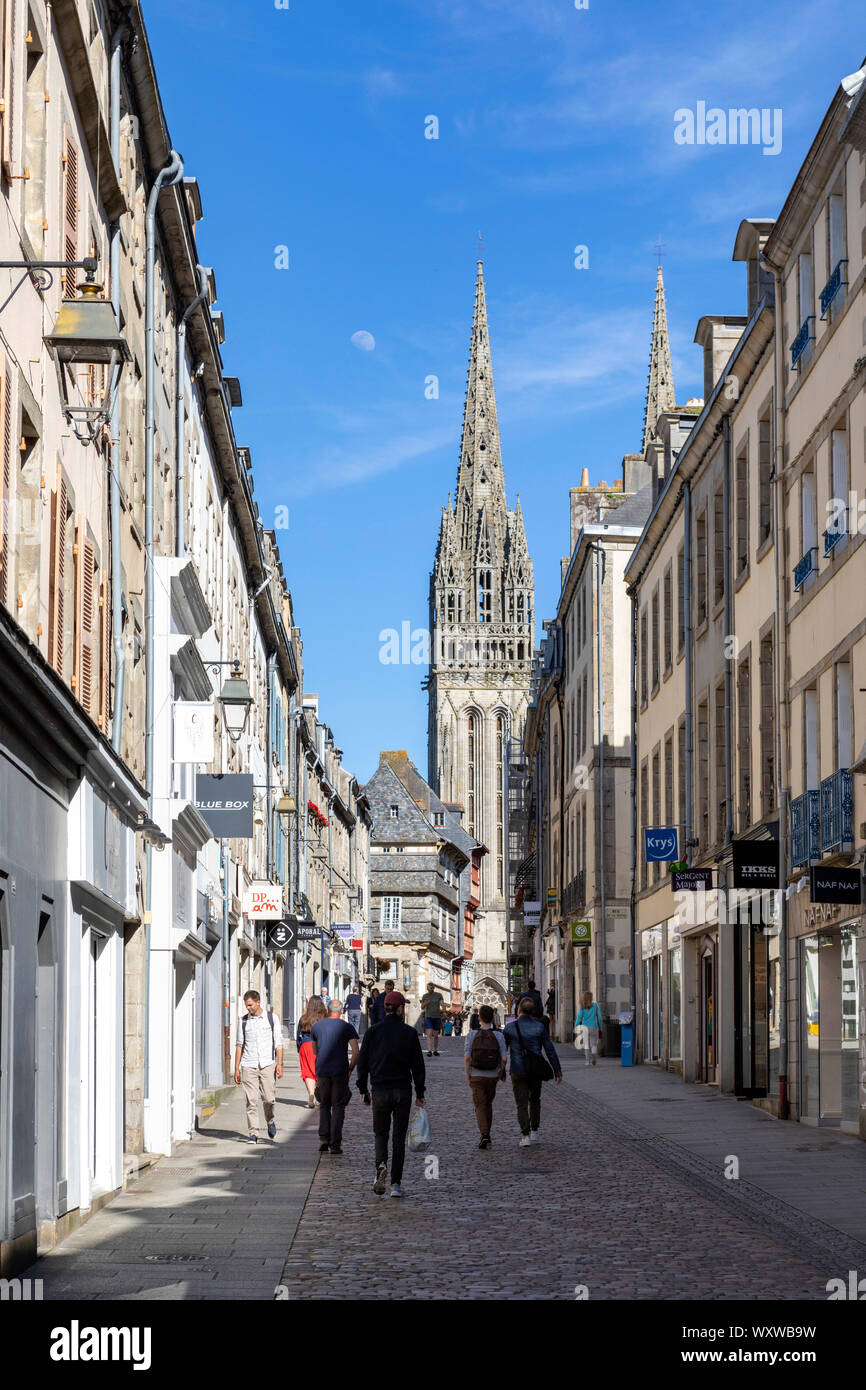 Quimper (Bretagne, nord-ouest de la France) : flèches de la cathédrale Saint-Corentin et de "rue Kereon" street, rue commerçante du centre-ville Banque D'Images
