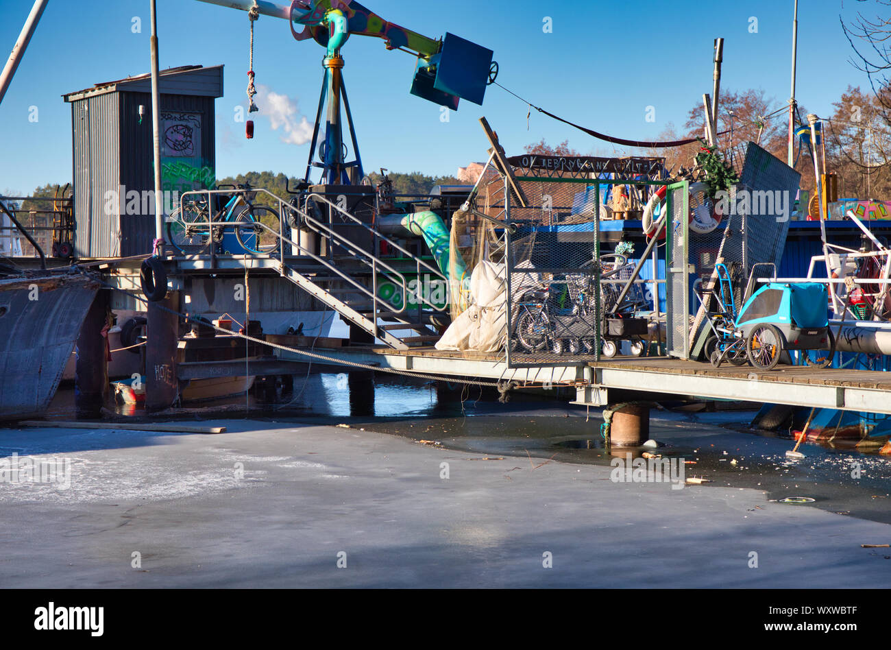 Passerelle en bois menant à l'entrée de la péniche péniche encombrée par les glaces glace gelé dans Arstaviken, Stockholm, Suède Banque D'Images