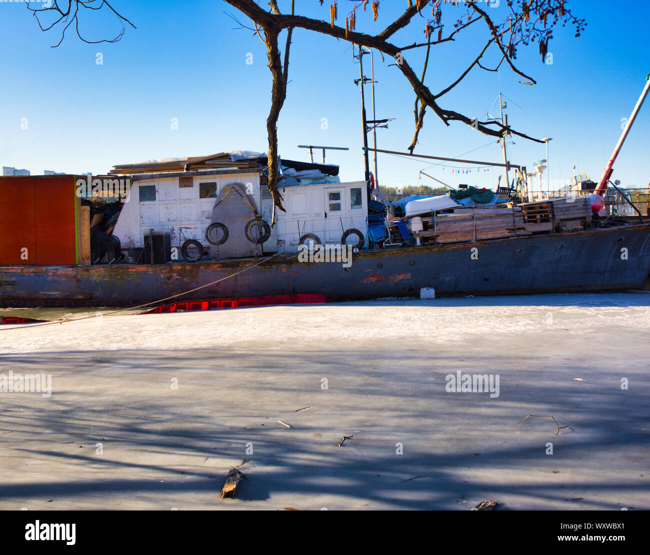 Péniche barge dans les glaces glace gelé dans Arstaviken, Stockholm, Suède Banque D'Images