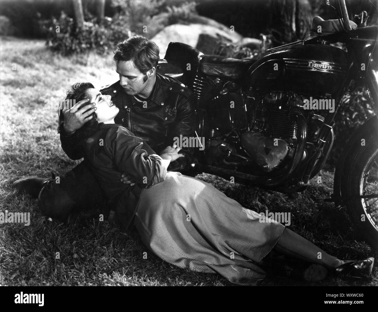 MARLON BRANDO et MARY MURPHY DANS LA NATURE un directeur Laslo Benedek 1953 Stanley Kramer Productions / Columbia Pictures Banque D'Images