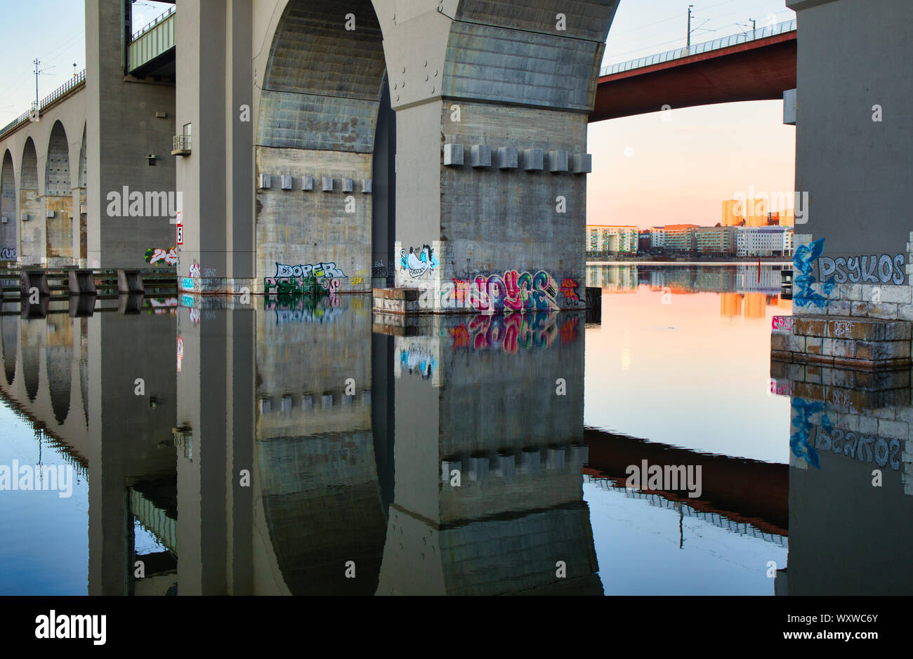 Avis sur l'Est et l'ouest de Arsta ponts à l'aube avec la pleine lune et les graffitis, Arstaviken Bay, Stockholm, Suède Banque D'Images