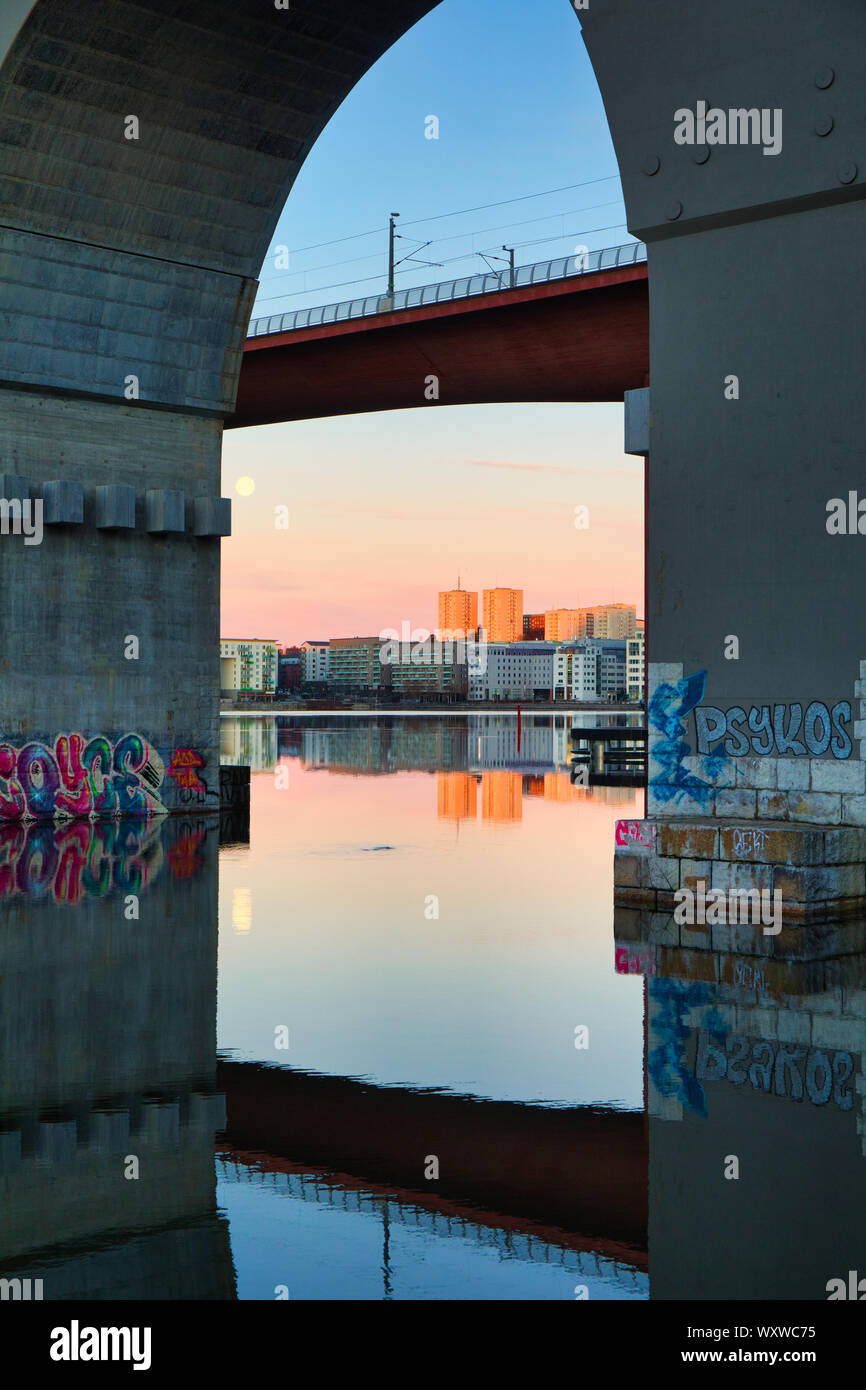 Avis sur l'Est et l'ouest de Arsta ponts à l'aube avec la pleine lune et les graffitis, Arstaviken Bay, Stockholm, Suède Banque D'Images