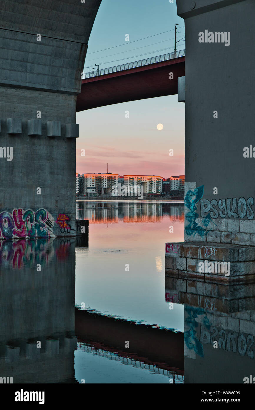 Avis sur l'Est et l'ouest de Arsta ponts à l'aube avec la pleine lune et les graffitis, Arstaviken Bay, Stockholm, Suède Banque D'Images