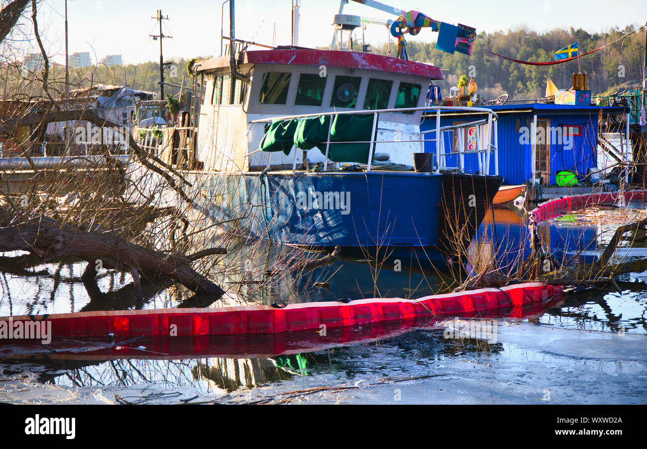Les bateaux amarrés à Arstaviken, Södermalm, à Stockholm, Suède Banque D'Images