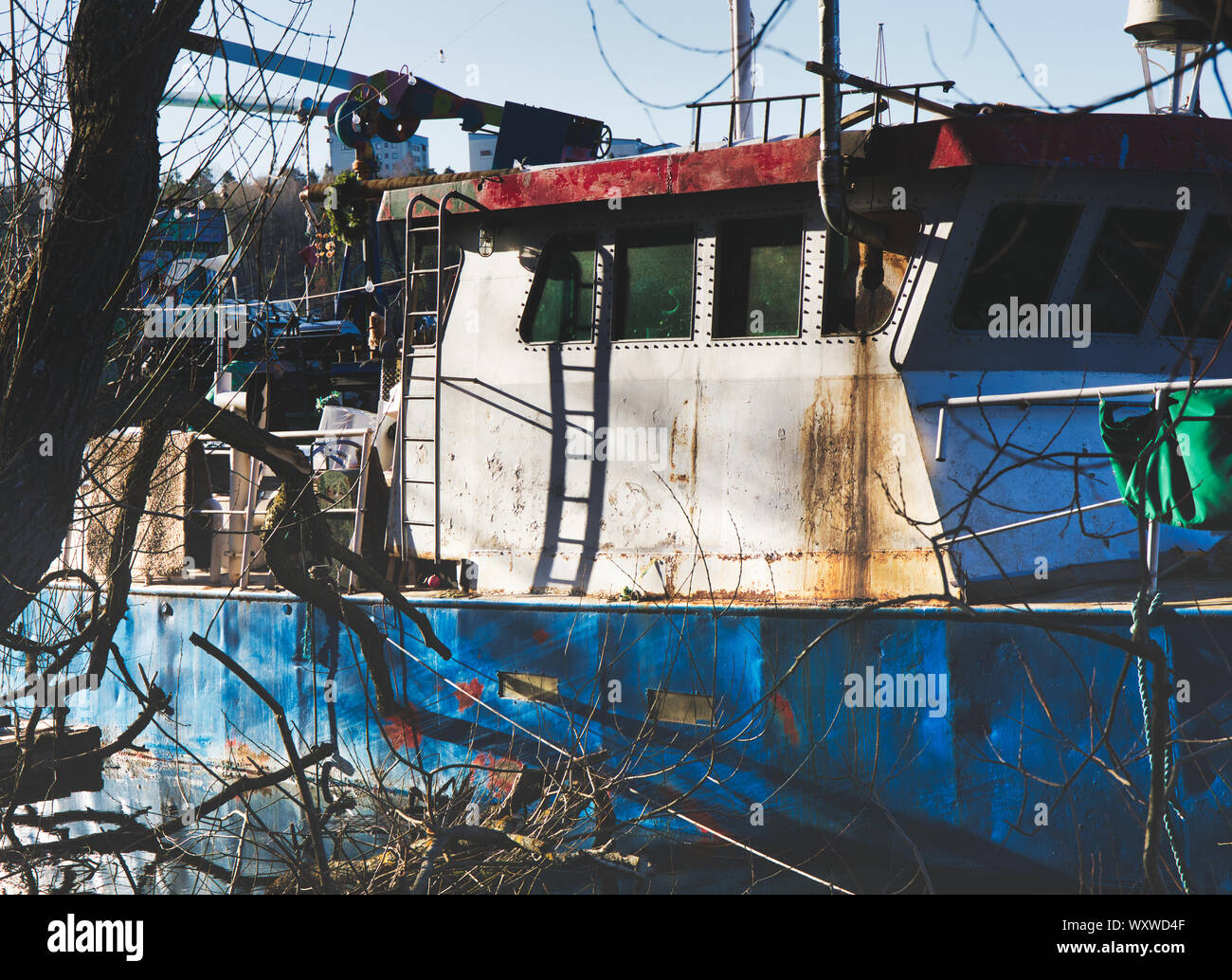 Péniche amarrée par des arbres à Arstaviken, Södermalm, à Stockholm, Suède Banque D'Images