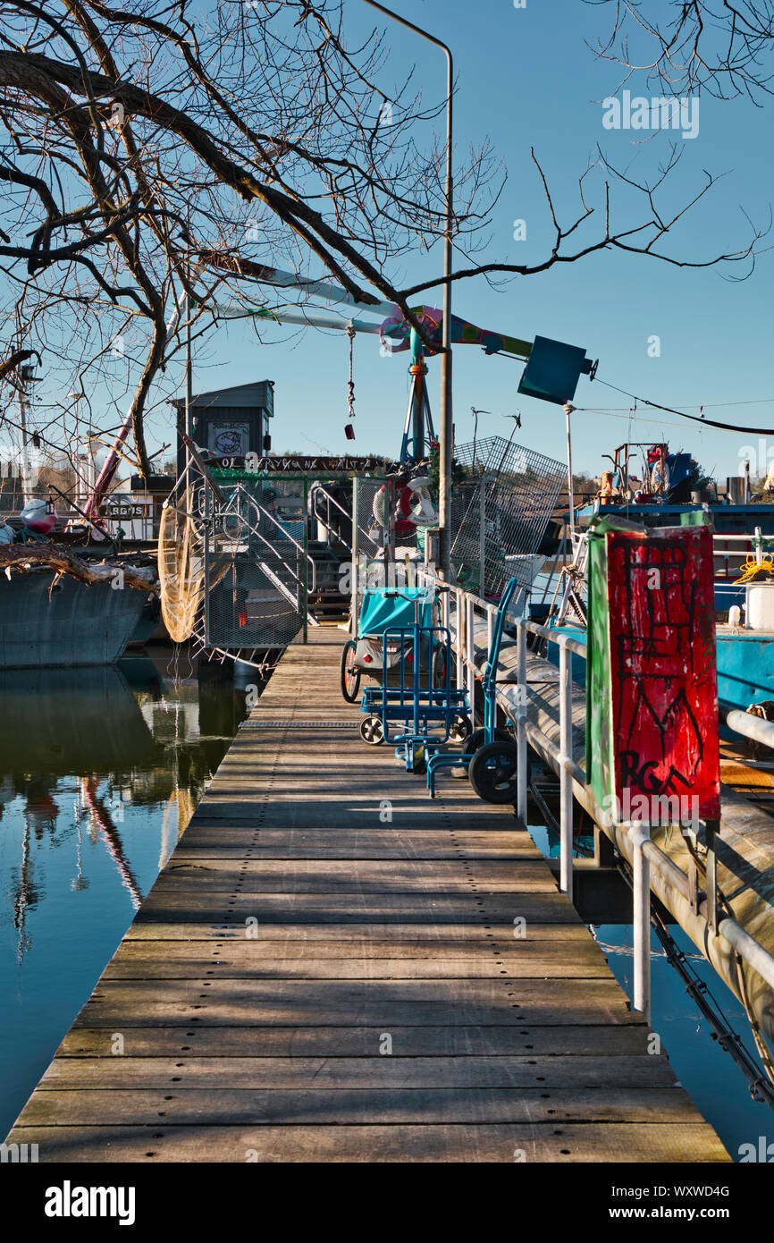 Jetty menant à péniche amarrée à Arstaviken, Södermalm, à Stockholm, Suède Banque D'Images