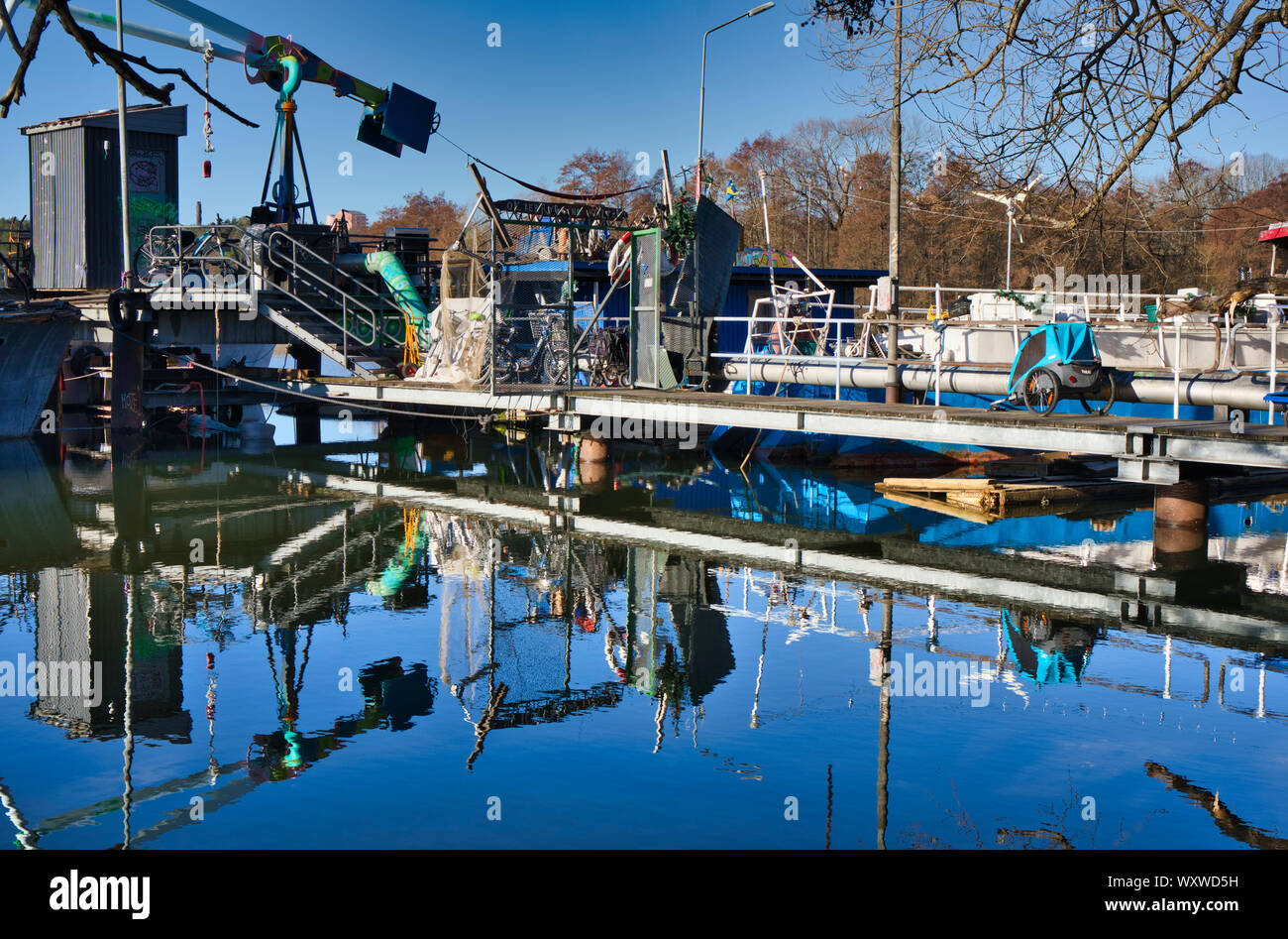 Jetty et péniche amarrée à Arstaviken, Södermalm, à Stockholm, Suède Banque D'Images