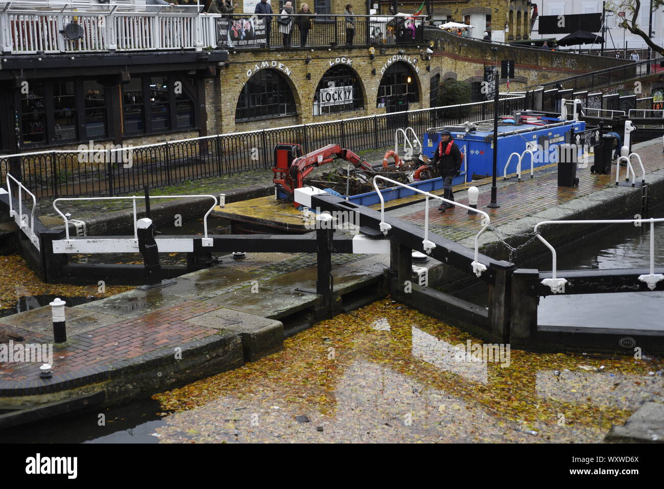 Hampstead Road Lock sur le Regent's Canal à Camden Town, Londres. Des portes de l'écluse sont adjacents au marché et permettre aux bateaux de monter ou de descendre entre Banque D'Images