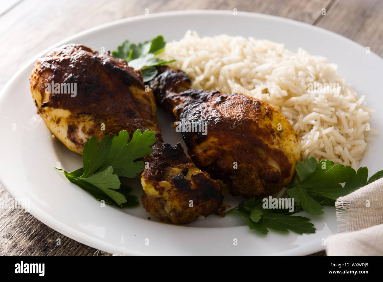 Poulet tandoori grillés avec du riz basmati en plaque sur les tables en bois. Banque D'Images