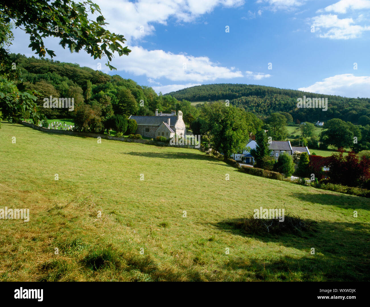 Vue sud-est de St Mael et l'église St Sulien, village du MCG, Denbighshire, UK, C 14e et plus tard église construite sur une colline avec chœur, nef et bapt Banque D'Images