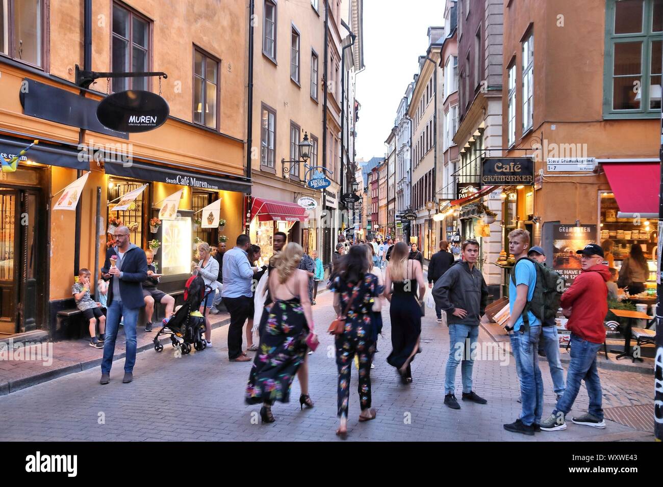 STOCKHOLM, Suède - le 22 août 2018 : Les gens magasinent à Gamla Stan (vieille ville) à Stockholm, en Suède. Stockholm est la capitale et la plus populeuse secteur i Banque D'Images