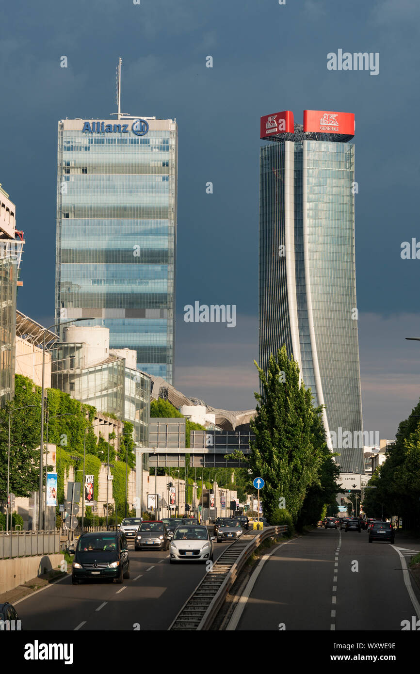 Milan, Italie : Gratte-ciel contre un ciel d'orage, Allianz et Generali Tour Tower, siège de l'Allianz et Generali Assurances Banque D'Images