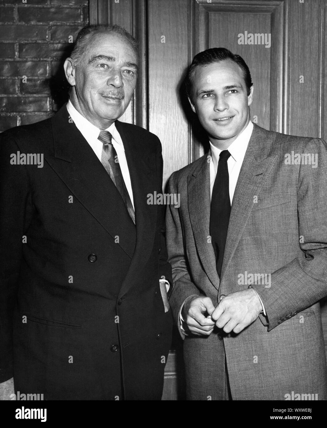 MARLON BRANDO avec son père Marlon Brando Sr. franc sur le plateau au cours de la production de DESIREE 1954 Twentieth Century Fox Banque D'Images