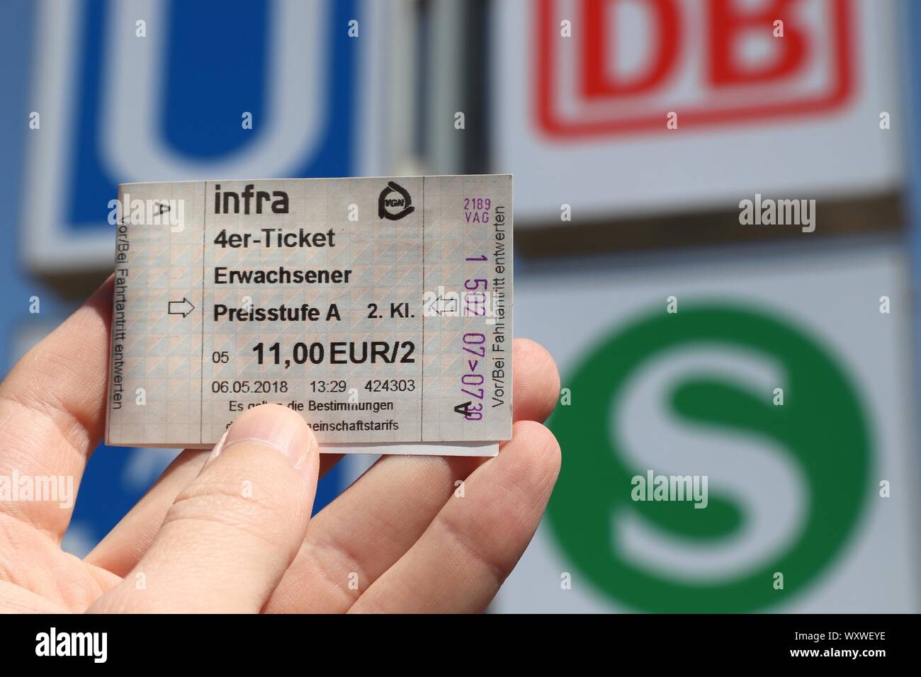 NUREMBERG, ALLEMAGNE - le 7 mai 2018 : l'achat de billets pour les  transports publics (VAG) à Nuremberg, Allemagne. Nuremberg est situé dans  la région de Moyenne-franconie. 511 628 peop Photo Stock - Alamy