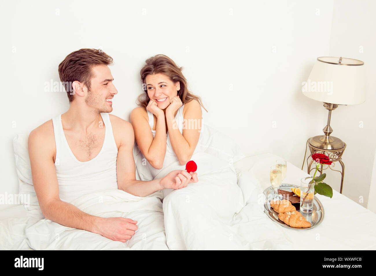 Couple faisant l'amour au lit Banque de photographies et d'images à haute  résolution - Page 2 - Alamy