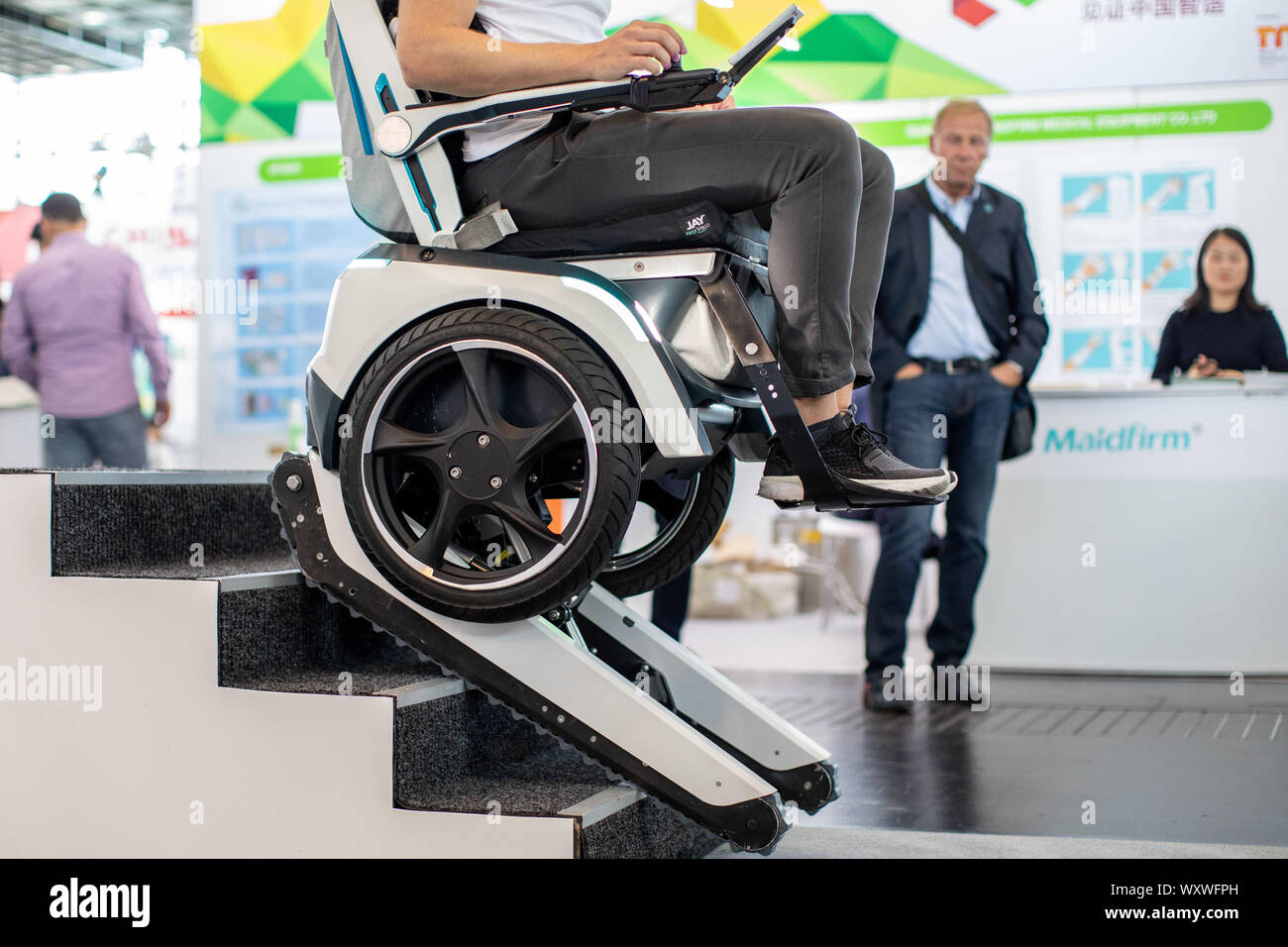 Düsseldorf, Allemagne. 18 Sep, 2019. Le fauteuil roulant électrique Scewo  Bro pilote jusqu'un escalier lors d'une démonstration. Selon l'exposant,  l'Scewo Bro fauteuil roulant électrique est le seul fauteuil roulant dans  le monde