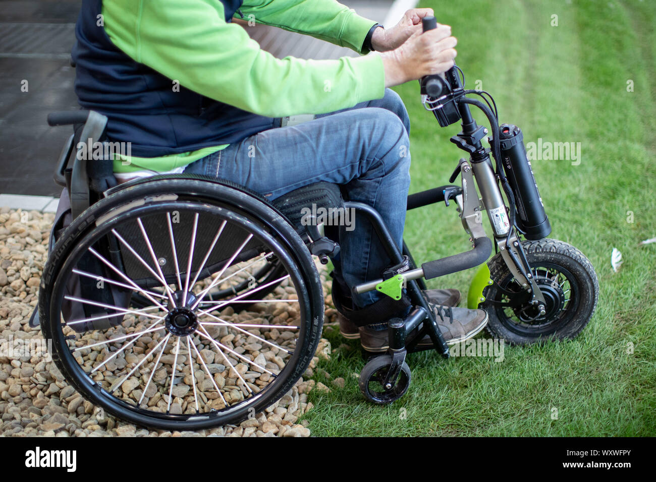 Düsseldorf, Allemagne. 18 Sep, 2019. Un fauteuil roulant d'un dispositif de  remorquage se dresse sur une piste d'essai de fauteuils roulants. 'Triride'  est un dispositif de remorquage léger qui peut être couplé