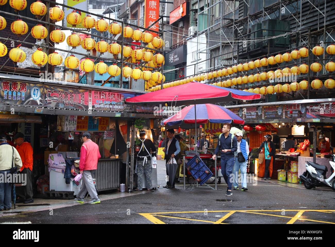 KEELUNG, TAÏWAN - 22 NOVEMBRE 2018 : visite de personnes célèbre Miaokou Night Market dans journée Keelung, Taïwan. Marchés de nuit sont partie essentielle de Taiwanes Banque D'Images