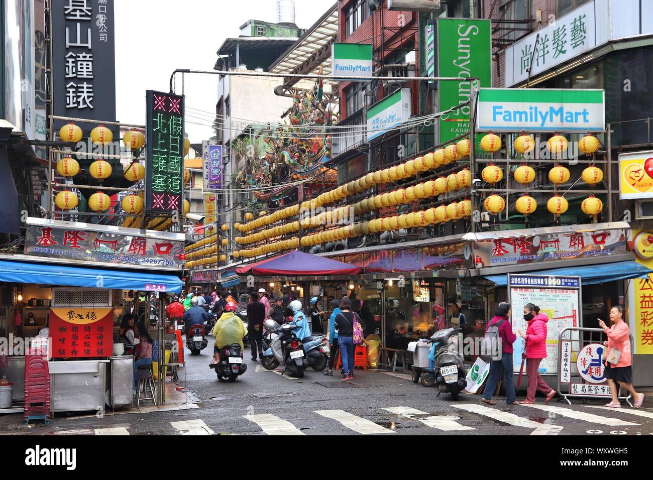 KEELUNG, TAÏWAN - 22 NOVEMBRE 2018 : visite de personnes célèbre Miaokou Night Market dans journée Keelung, Taïwan. Marchés de nuit sont partie essentielle de Taiwanes Banque D'Images