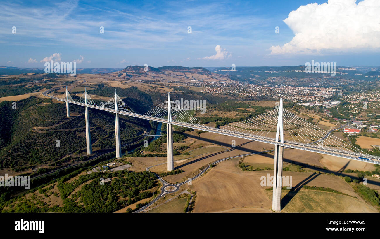 Photo aérienne de la ville de Millau et viaduc en Aveyron Banque D'Images