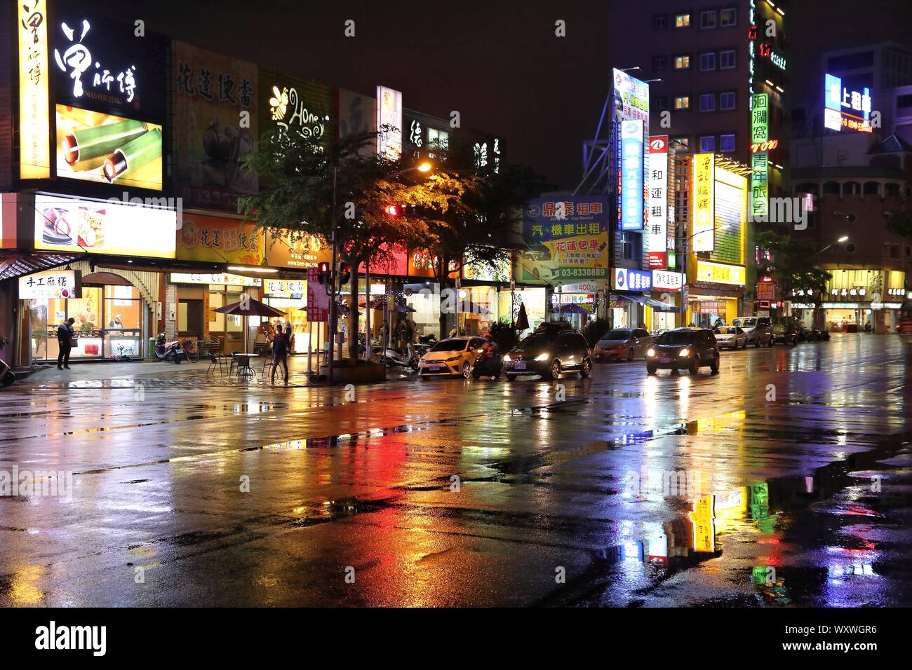 HUALIEN, TAIWAN - Le 24 novembre 2018 : nuit de réflexion des pluies de Hualien, Taïwan. Hualien est l'une des plus grandes villes sur la côte est de Taiwan. Banque D'Images