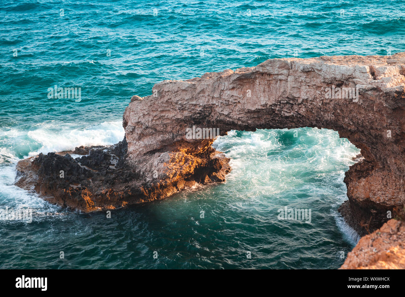 Voûte en pierre naturelle connue sous le pont d'amour. Paysage d'été d'Ayia Napa, Chypre Banque D'Images