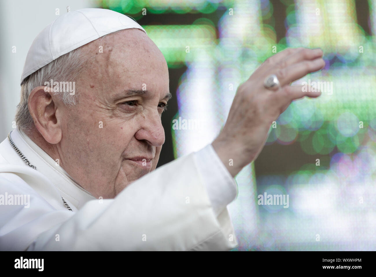 Cité du Vatican, Vatican. 18 Septembre, 2019. Le pape François salue les fidèles comme il arrive à diriger l'audience générale hebdomadaire sur la Place Saint Pierre. Credit : Giuseppe Ciccia/Alamy Live News Banque D'Images Cité du Vatican, Vatican. 18 Septembre, 2019. Le pape François salue les fidèles comme il arrive à diriger l'audience générale hebdomadaire sur la Place Saint Pierre. Credit : Giuseppe Ciccia/Alamy Live News Banque D'Images