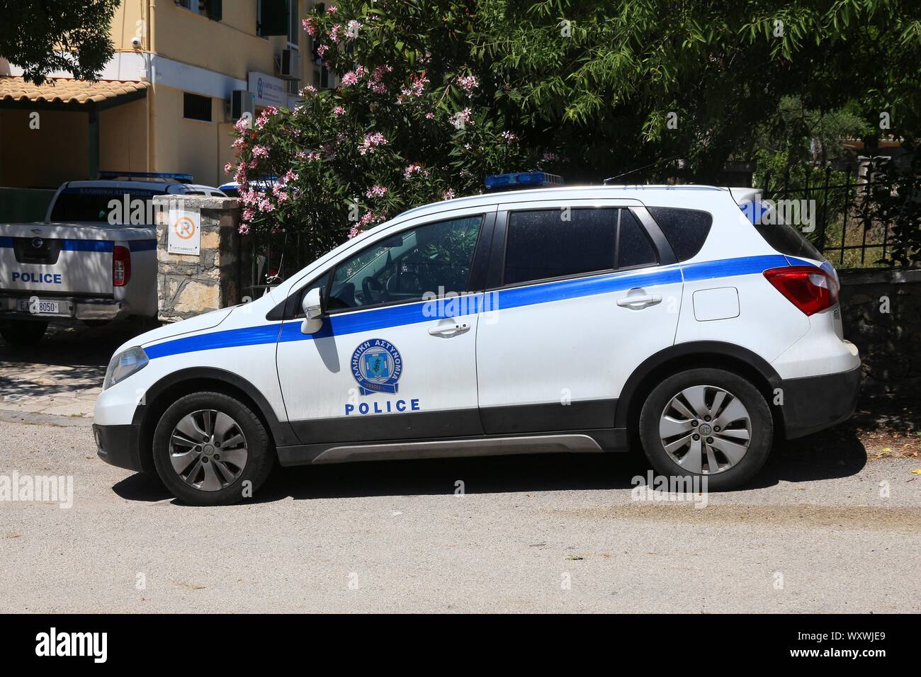Corfou, Grèce - juin 2, 2016 : Suzuki SX4 crossover voiture de police garée dans l'île de Corfou, Grèce. Avec 566 véhicules immatriculés en Grèce par 1000 habitants Banque D'Images
