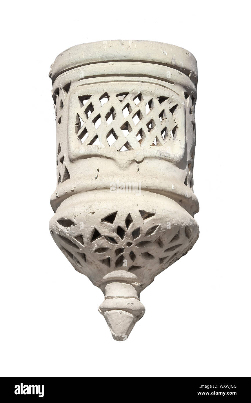 Une ancienne lampe murale céramique arabe sur fond blanc Banque D'Images