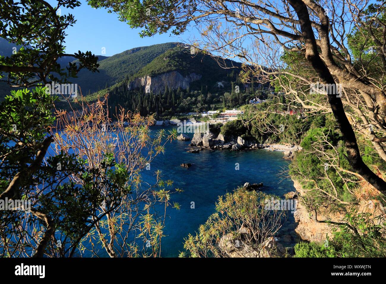 Hidden Cove dans l'île de Corfou - petite baie de Lesbos. Banque D'Images