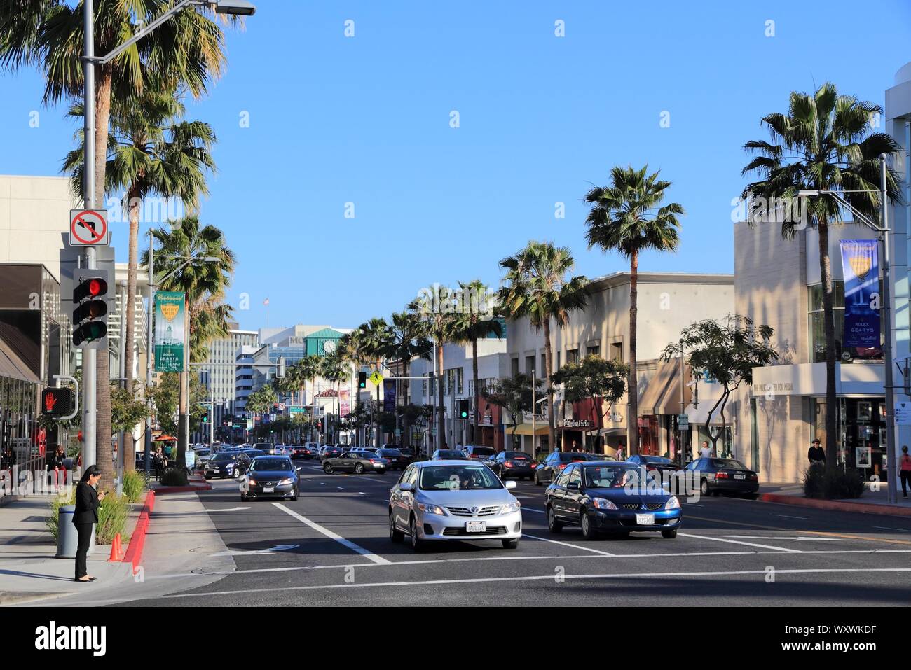 LOS ANGELES, USA - 5 avril 2014 : Les gens conduisent le long de Beverly Drive, Los Angeles. C'est une rue principale du célèbre quartier de Beverly Hills. Banque D'Images