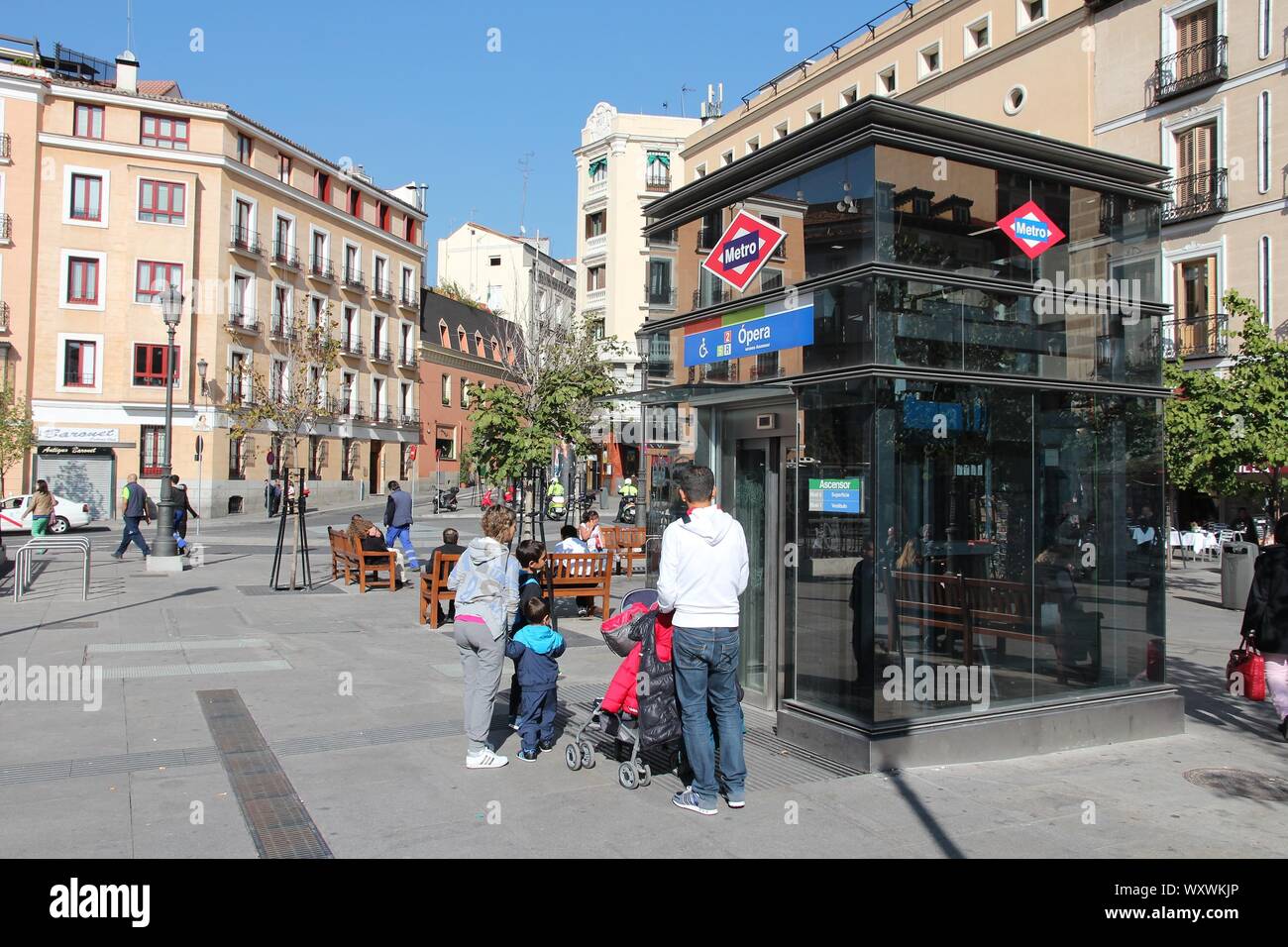 MADRID, ESPAGNE - 22 octobre 2012 : Les gens entrent dans la station de métro Opéra à Madrid. En 2011 Madrid Metro a servi 634 millions de manèges. Elle existe depuis 1919. Banque D'Images