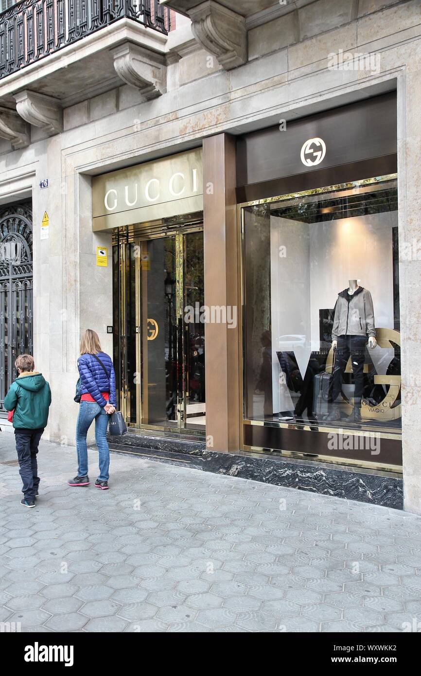Barcelone, Espagne - 6 NOVEMBRE 2012 : les gens marchent par Gucci boutique de mode à Barcelone, Espagne. L'entreprise de mode fondé en 1921, est parmi les plus reconnaître Banque D'Images