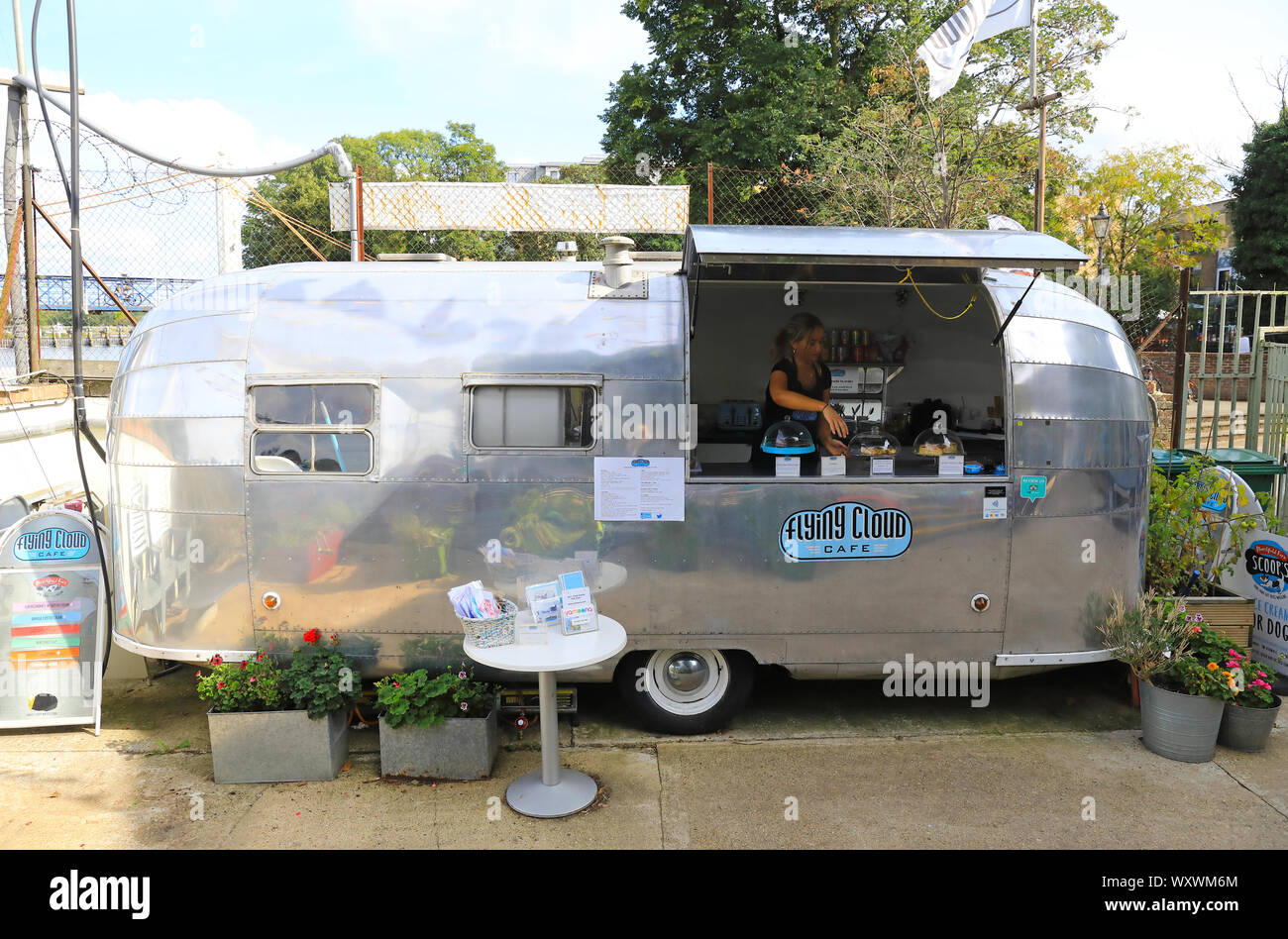 Flying Cloud branché cafe in an Airstream par Teddington Lock, sur la Tamise, dans le Middlesex, Royaume-Uni Banque D'Images