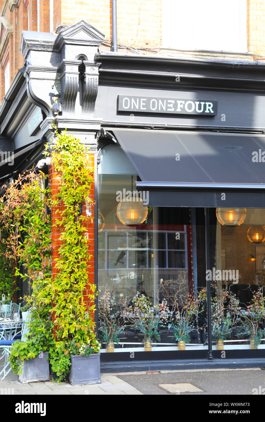 Restaurant de quartier européen moderne, l'un l'un quatre, sur la rue haute de gamme à Teddington, Middlesex, Royaume-Uni Banque D'Images