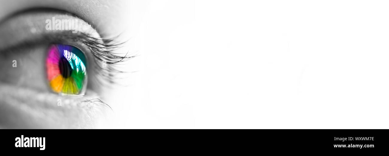 Close-up d'un arc-en-tête yeux colorés isolé sur fond blanc panoramique, couleurs concept vision Banque D'Images