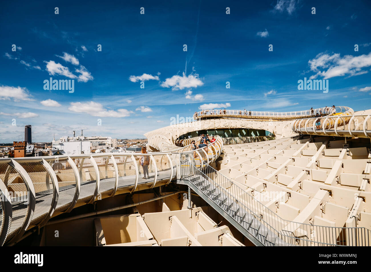 Séville, Espagne - Sept 10, 2019 : vue panoramique depuis le haut de l'espace Metropol Parasol, Setas de Sevilla, sur une journée ensoleillée Banque D'Images