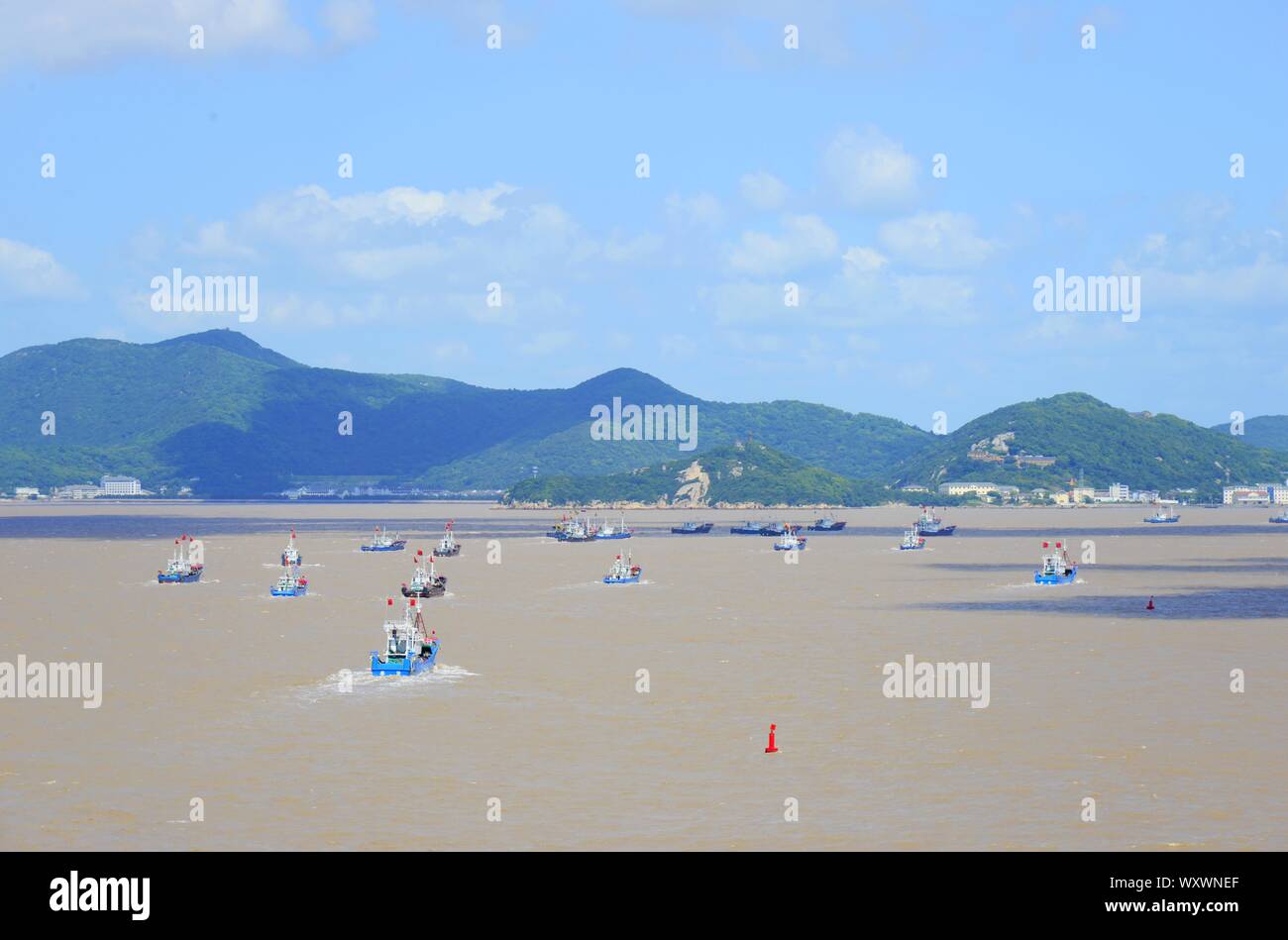 Quitter le port des bateaux de pêche pour la mer de Chine orientale après l'interdiction de pêche terminé à Hefei City, Zhejiang Province de Chine orientale le 16 septembre, 20 Banque D'Images