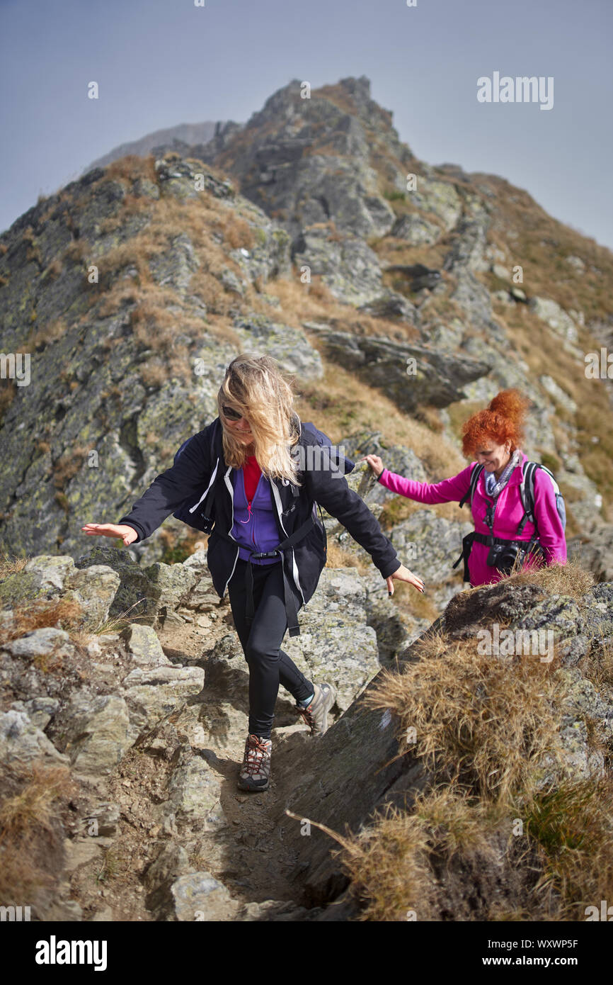 Deux femmes avec des sacs à dos randonnée sur un sentier de montagne Banque D'Images