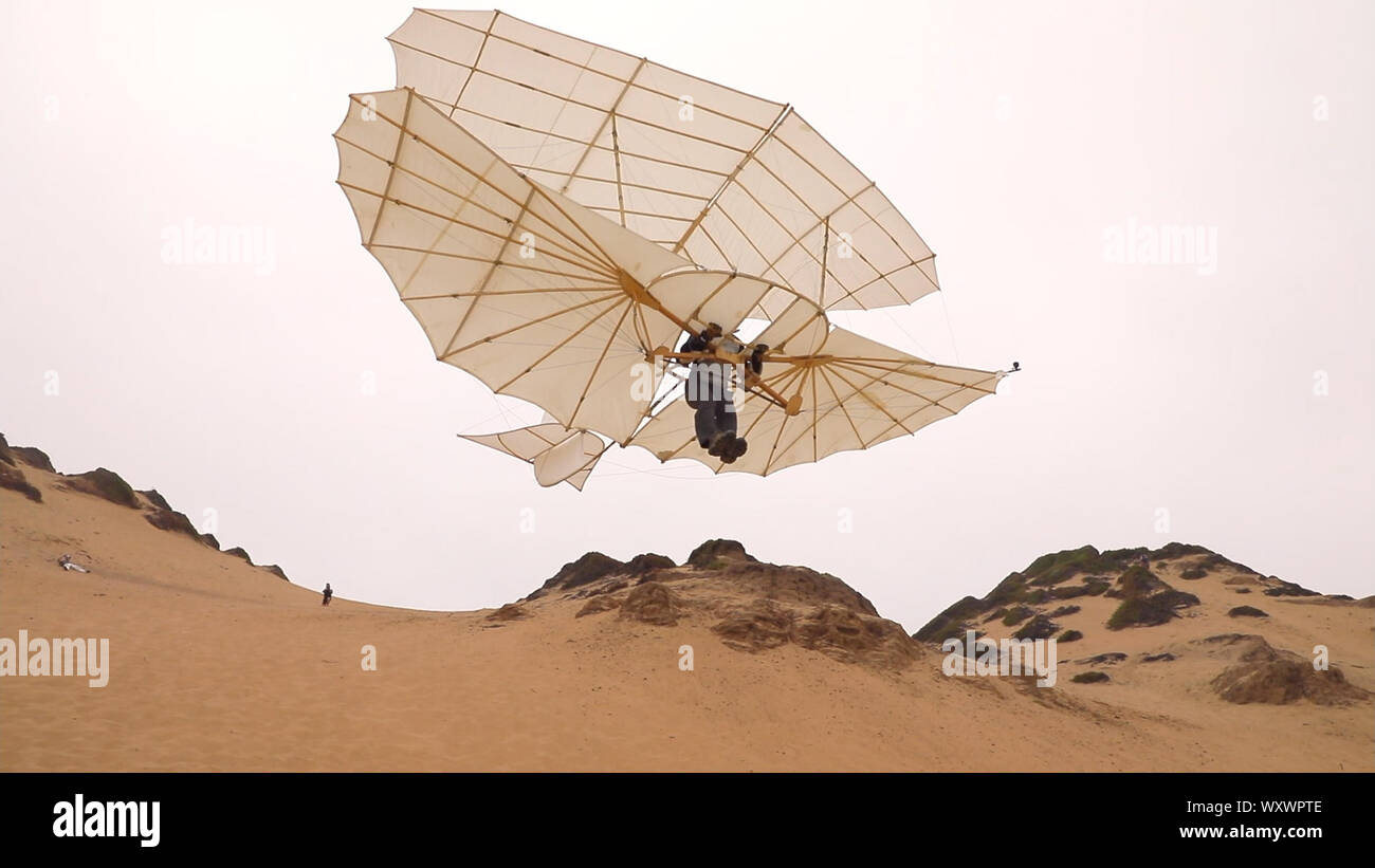 Document - 29 juillet 2019, nous, Monterey : Markus Raffel, un employé du Centre aérospatial allemand (DLR) à Göttingen, vole au-dessus de la plage avec une réplique fidèle d'Otto Lilienthal's biplan. Employés du Centre aérospatial allemand (Deutsches Zentrum für Luft- und Raumfahrt, DLR) ont fait une réplique d'un avion de la Otto Lilienthal pionnier de l'aviation (1848-1896) voler. Dans la ville natale de Lilienthal d'Anklam, DLR a présenté les résultats de tests en vol en Californie. (Dpa 'DLR vous permet de réplique de Lilienthal's aircraft fly') Photo : ---/DLR/DPA - ATTENTION : Seulement pour un usage éditorial en lien avec Banque D'Images